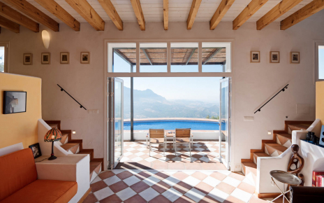 Puertas abriéndose por la mañana a la zona de la piscina  